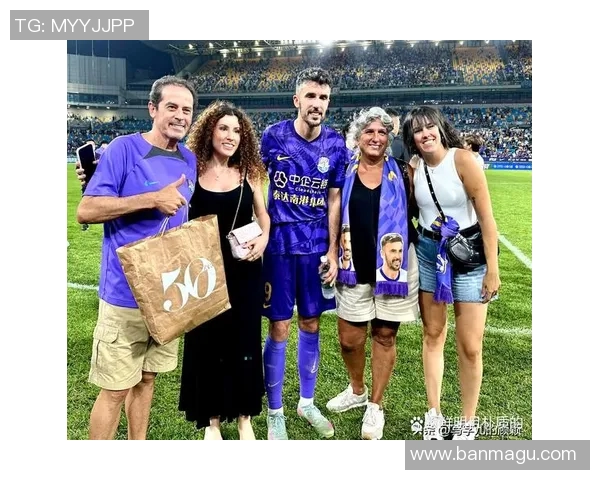 足球明星私下生活揭秘球场之外的真实瞬间与感人故事